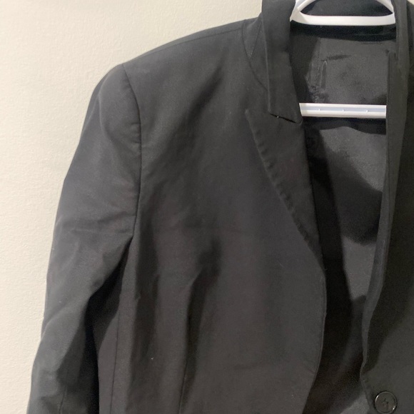 High quality black blazer. Size medium - Picture 2 of 3